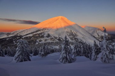 Majestic Petros dağı güneş ışığıyla aydınlandı. Gündüz vakti karla kaplı ağaçlarla büyüleyici kış manzarası.