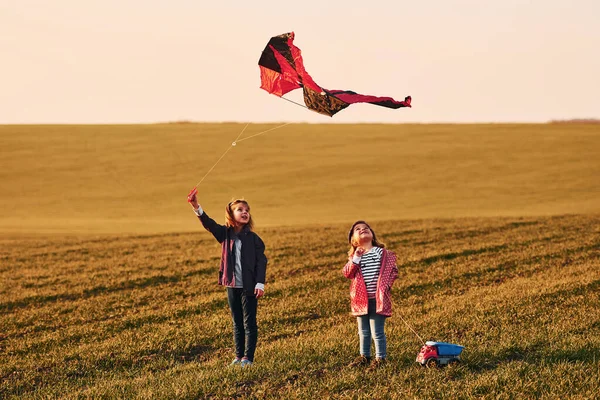 Due Amiche Bambine Divertono Insieme Con Aquilone Macchinina Campo Giorno — Foto Stock