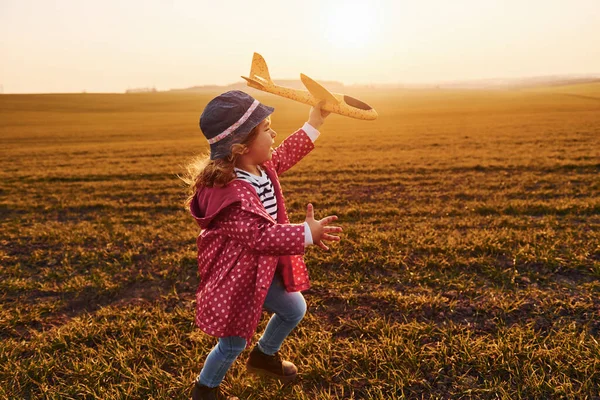 Cute Little Girl Runs Toy Plane Beautiful Field Sunny Daytime — Stock Photo, Image