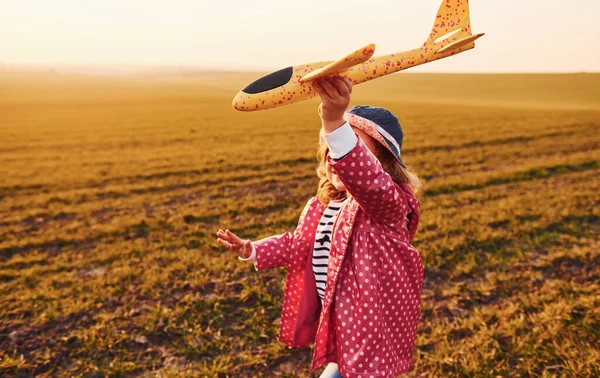 Cute Little Girl Runs Toy Plane Beautiful Field Sunny Daytime — Stock Fotó
