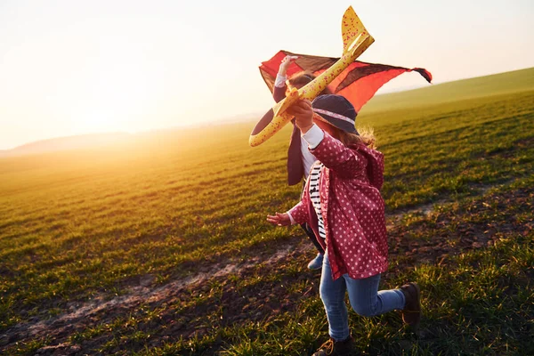 Cute Little Girl Runs Toy Plane Beautiful Field Sunny Daytime — Stock Fotó