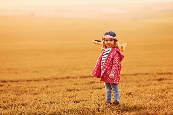 Освітлюється Помаранчевим Сонячним Світлом Мила Маленька Дівчинка Розважається Іграшковим Літаком — стокове фото