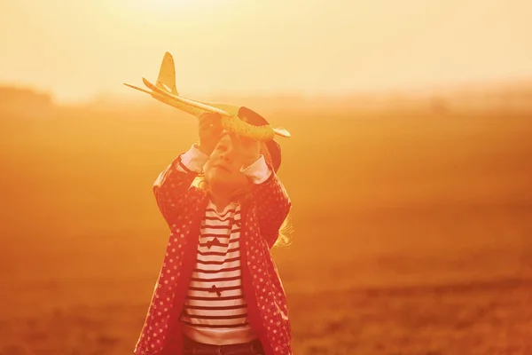 Освітлюється Помаранчевим Сонячним Світлом Мила Маленька Дівчинка Розважається Іграшковим Літаком — стокове фото