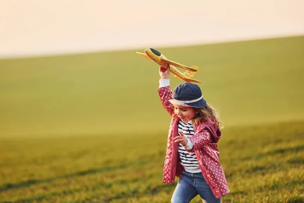 Мила Маленька Дівчинка Розважається Іграшковим Літаком Красивому Зеленому Полі Сонячний — стокове фото