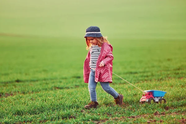 Schattig Klein Meisje Wandelingen Met Speelgoed Auto Het Prachtige Veld — Stockfoto