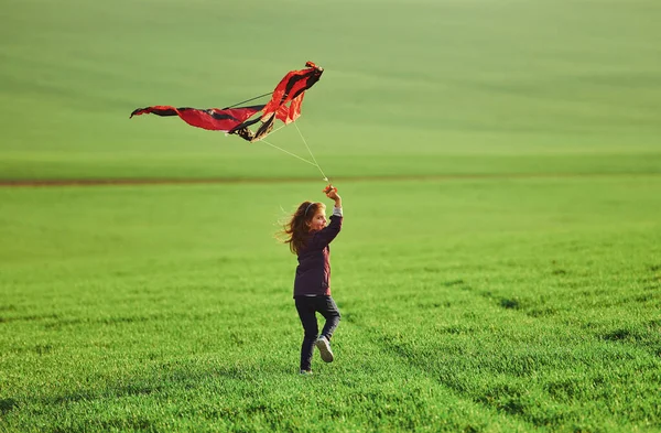 Felice Bambina Esecuzione Con Aquilone Mano Sul Bellissimo Campo — Foto Stock