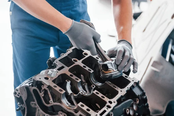 Profesyonel tamirci bozuk otomobil motoruyla çalışır..