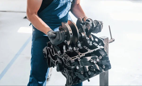 Profesyonel tamirci bozuk otomobil motoruyla çalışır..