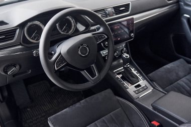 Dijital tablet ve kontrol paneli olan yepyeni modern aracın ön paneli.