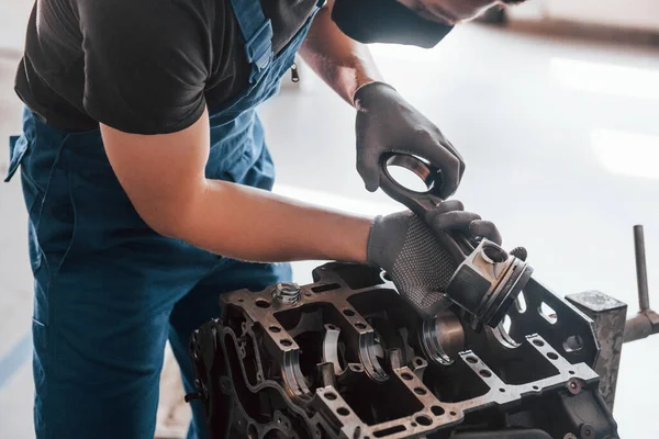 Profesyonel tamirci bozuk otomobil motoruyla çalışır..