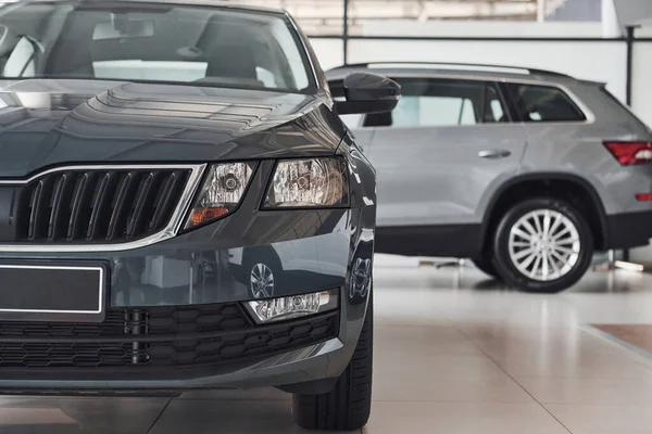 Vista Partículas Coches Modernos Estrenar Negro Plata Parte Delantera Lateral — Foto de Stock