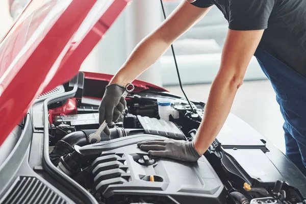 Hombre Uniforme Trabaja Con Automóvil Roto Concepción Servicio Coche — Foto de Stock