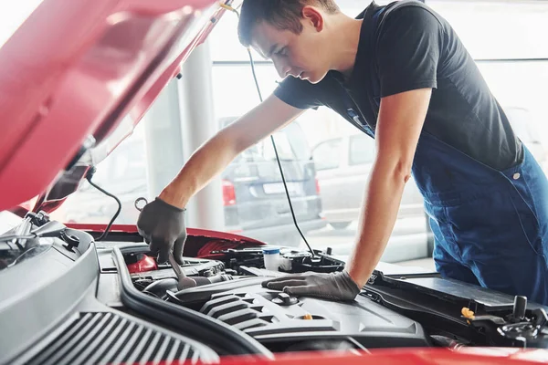 Man Uniform Works Broken Automobile Conception Car Service — Foto de Stock