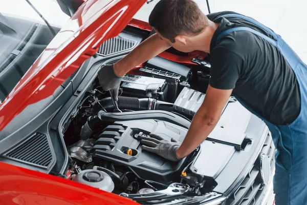 Horní Pohled Mužského Pracovníka Uniformě Která Opravuje Červený Automobil — Stock fotografie