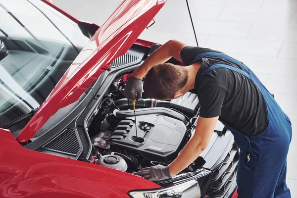 Horní Pohled Mužského Pracovníka Uniformě Která Opravuje Červený Automobil — Stock fotografie