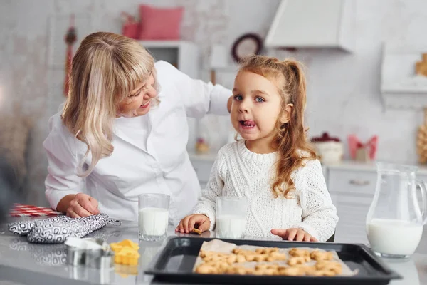 Ready Eat Senior Grandmother Her Little Granddaughter Cooks Sweets Christmas — Stock Photo, Image