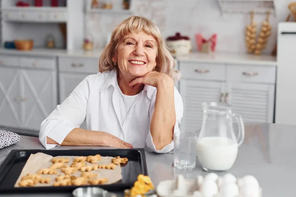 Senior Woman Cooks Christmas Cookies Kitchen Daytime — Fotografia de Stock