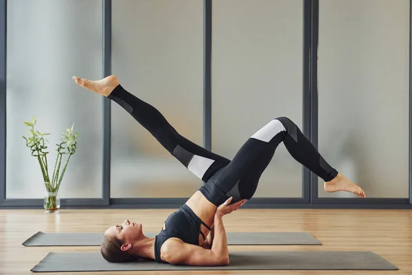 Mat Young Woman Sportive Wear Slim Body Have Fitness Yoga — Fotografia de Stock