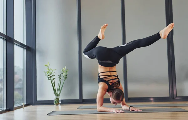 Doing Headstand Young Woman Sportive Wear Slim Body Have Fitness — Stock Photo, Image