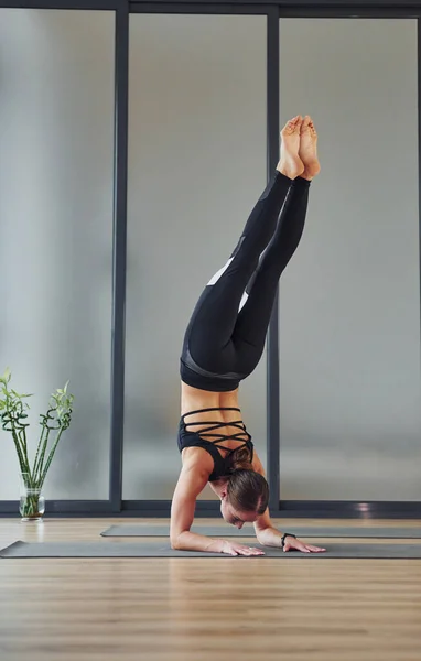 Doing Headstand Young Woman Sportive Wear Slim Body Have Fitness — стоковое фото