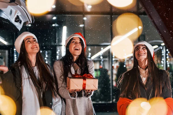 3人の陽気な女性が屋外で一緒にクリスマス休暇を過ごす 新年の概念 — ストック写真