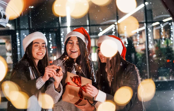 ベンガル灯付き 3人の陽気な女性が屋外で一緒にクリスマス休暇を過ごす 新年の概念 — ストック写真