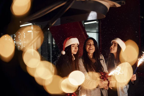 小さな花火 ベンガルの光 3人の陽気な女性が屋外で一緒にクリスマス休暇を過ごす 新年の概念 — ストック写真