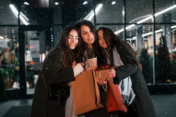 買い物の後 3人の陽気な女性が屋外で一緒にクリスマス休暇を過ごす 新年の概念 — ストック写真