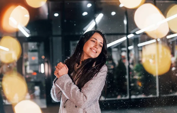 Hermosos Destellos Luz Mujer Alegre Está Aire Libre Las Vacaciones — Foto de Stock