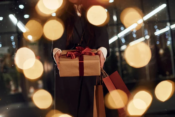 Piedi Vicino All Edificio Contiene Una Scatola Regalo Donna Allegra — Foto Stock