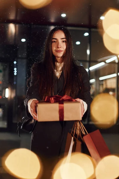 Piedi Vicino All Edificio Contiene Una Scatola Regalo Donna Allegra — Foto Stock