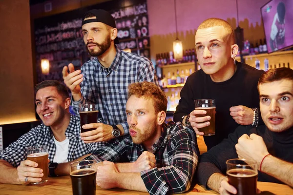 Fußballfans Feiern Den Sieg Gruppe Von Menschen Zusammen Der Kneipe — Stockfoto