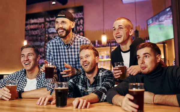 Gli Appassionati Calcio Guardano Gruppo Persone Insieme All Interno Del — Foto Stock