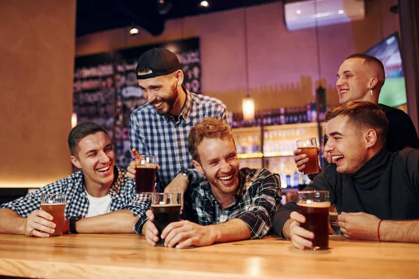 Gli Appassionati Calcio Guardano Gruppo Persone Insieme All Interno Del — Foto Stock