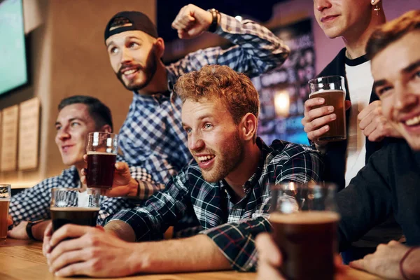 Fußballfans Feiern Den Sieg Gruppe Von Menschen Zusammen Der Kneipe — Stockfoto