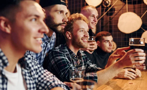 Fans Juichen Schreeuwen Groep Mensen Samen Binnen Pub Hebben Plezier — Stockfoto