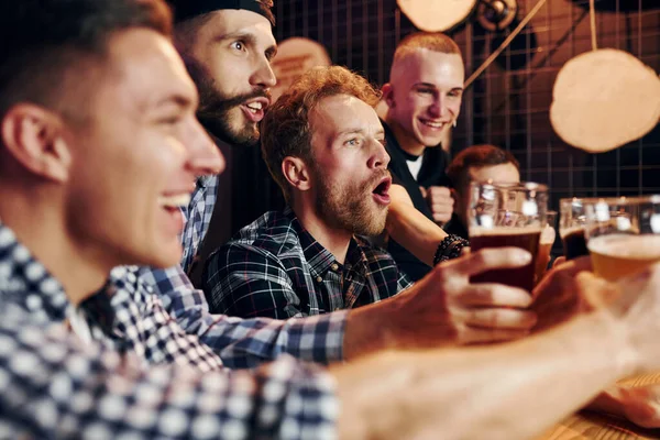 Die Fans Jubeln Und Rufen Gruppe Von Menschen Zusammen Der — Stockfoto