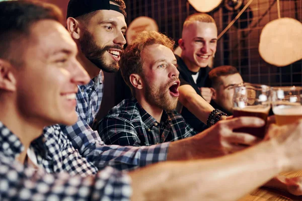 Fans Juichen Schreeuwen Groep Mensen Samen Binnen Pub Hebben Plezier — Stockfoto