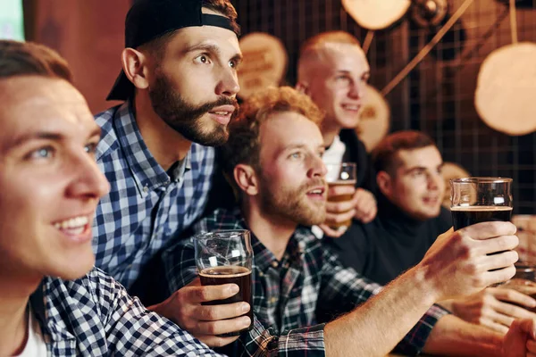 Hayranlar Tezahürat Yapıyor Bir Grup Insan Hafta Sonları Barda Eğleniyor — Stok fotoğraf
