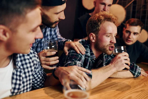 Hombre Triste Siente Mal Grupo Personas Juntas Interior Del Pub —  Fotos de Stock