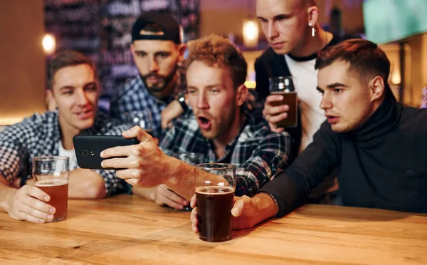 Grupo Personas Juntas Interior Del Pub Divierten Durante Fin Semana —  Fotos de Stock