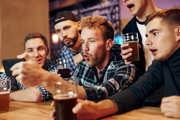 Gebruikt Telefoon Groep Mensen Samen Binnen Pub Hebben Plezier Het — Stockfoto