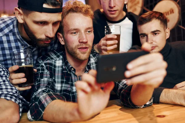 Verwendet Telefon Gruppe Von Menschen Zusammen Der Kneipe Haben Spaß — Stockfoto