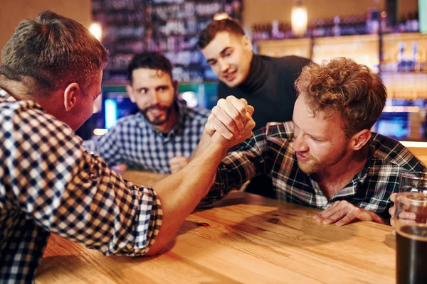 Vrienden Spelen Armworstelen Groep Mensen Samen Binnen Pub Hebben Plezier — Stockfoto