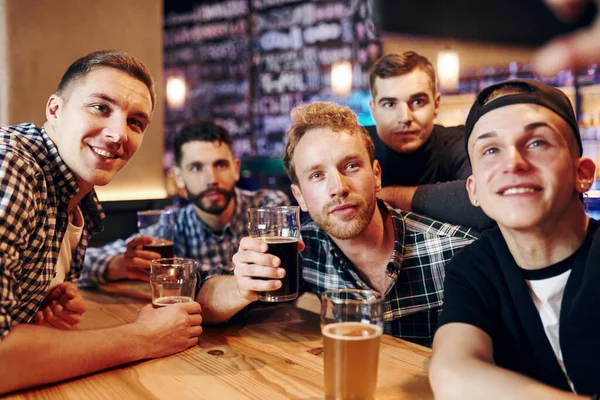 Adam Telefonla Selfie Çekiyor Bir Grup Insan Hafta Sonları Barda — Stok fotoğraf