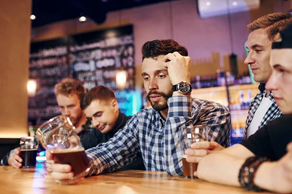 Bir grup insan hafta sonları barda eğleniyor..