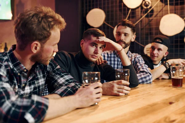 Bir Grup Insan Hafta Sonları Barda Eğleniyor — Stok fotoğraf