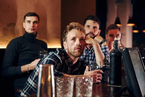 Futbol izleyen etkileyici insanlar. Bir grup insan hafta sonları barda eğleniyor..