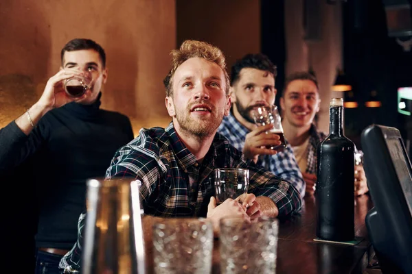 Expressieve Mensen Kijken Naar Voetbal Groep Mensen Samen Binnen Pub — Stockfoto