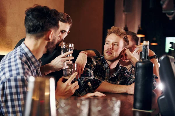 Futbol izleyen etkileyici insanlar. Bir grup insan hafta sonları barda eğleniyor..